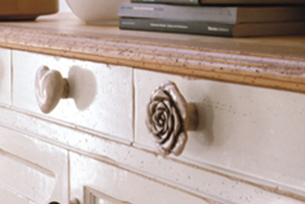 Credenza in legno laccato con pomoli di ceramica