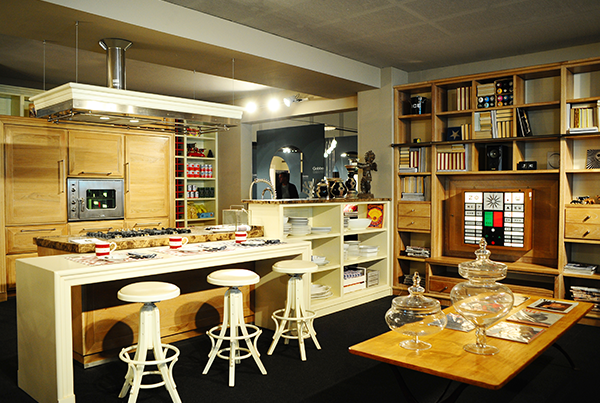 Cucina e libreria su misura in noce naturale