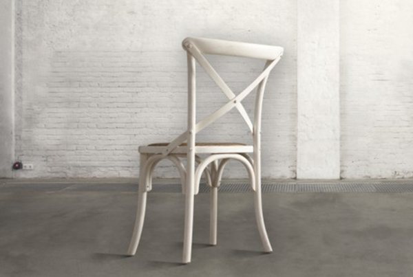 Sedia bianca in legno
