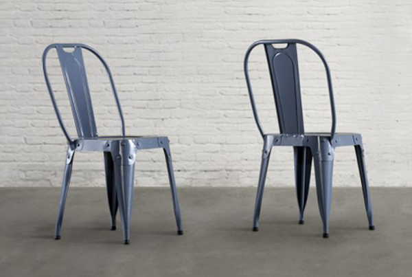 Sedia in metallo color grigio avio