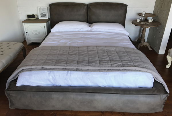 Letto imbottito in pelle vintage