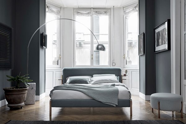 Letto imbottito con struttura in noce